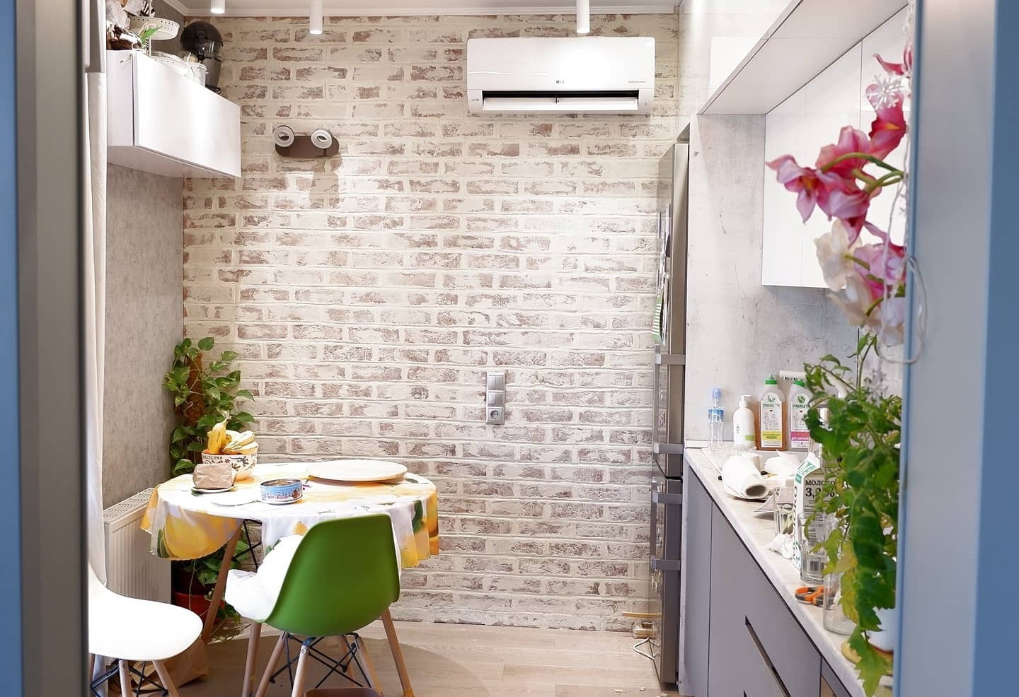 Кондиционер в кухне-столовой Монтаж кондиционера в Москве