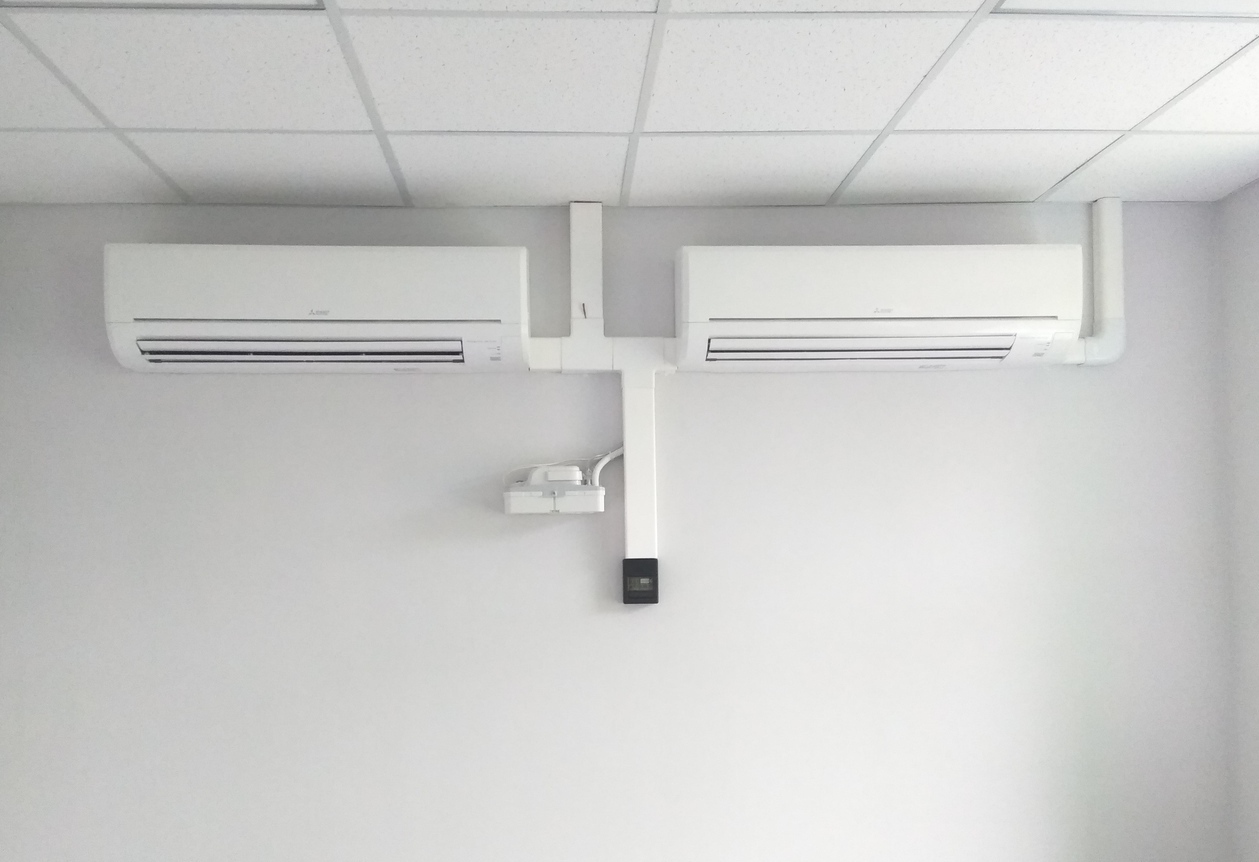 Охлаждение серверной для круглогодичного использования. Устанаовлены зимний комплект , блок ротации и резервирования, дренажная помпа Установка кондиционеров в серверной, фото № 4